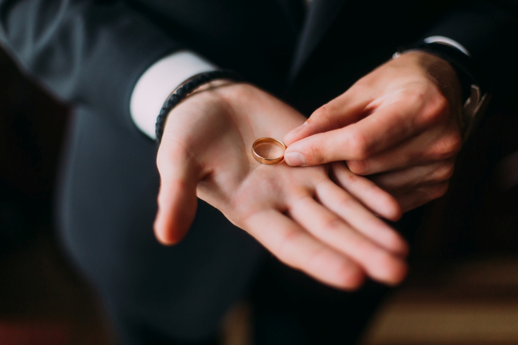A Step-by-Step Guide to Choosing a Men’s Wedding Band